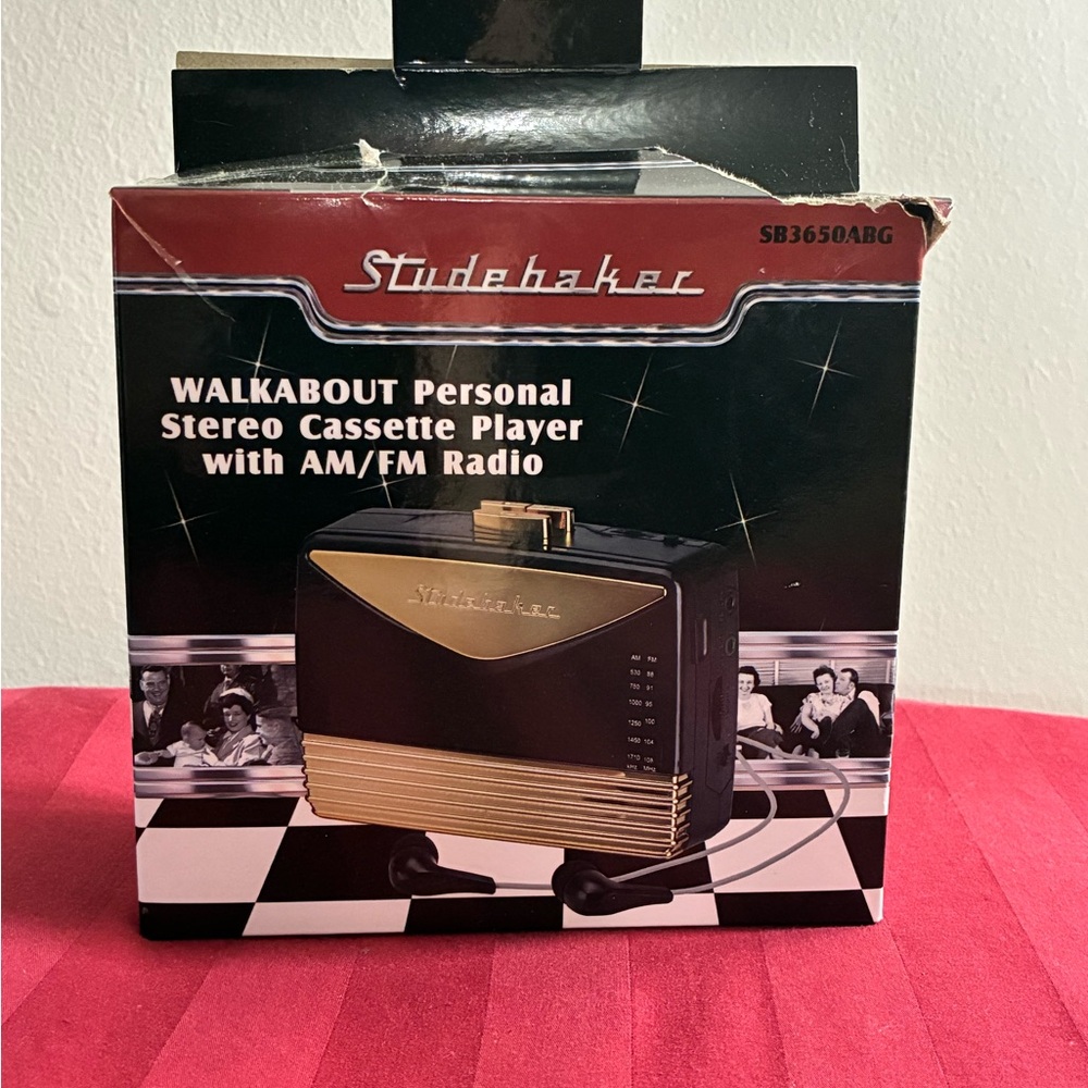 RETRO VIBES Studebaker Walkabout Cassette Player & Radio NIB